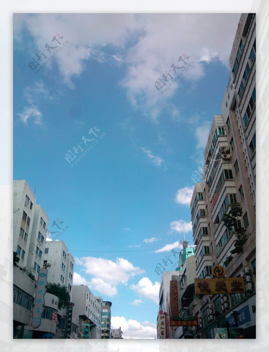 街道蓝天白云图片