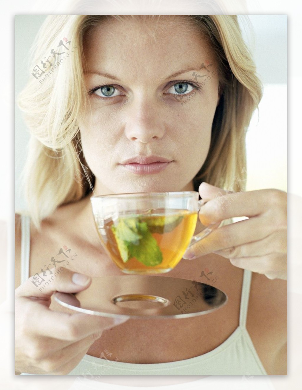 喝绿茶的女人图片