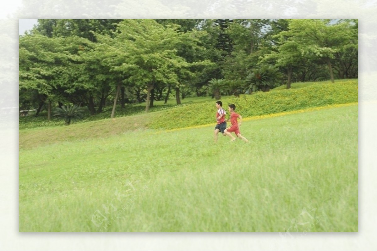 在公园的草场上奔跑的孩子们图片