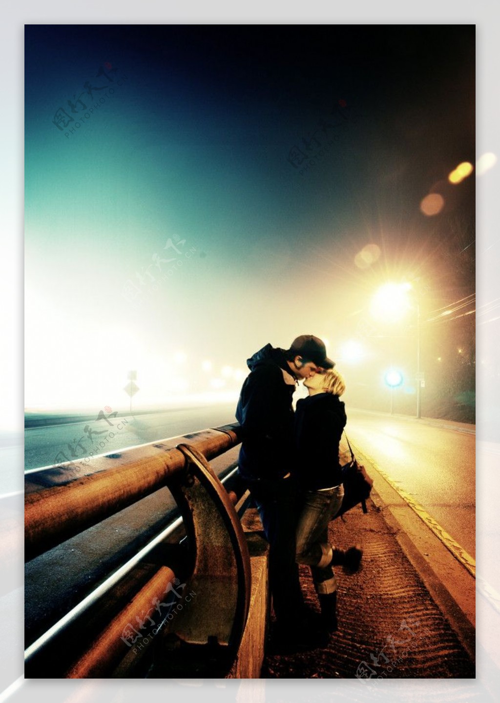 在拥抱的同时 美丽而充满激情的情侣在街上接吻的侧视图 — 图库照片©dekazigzag＃217465090