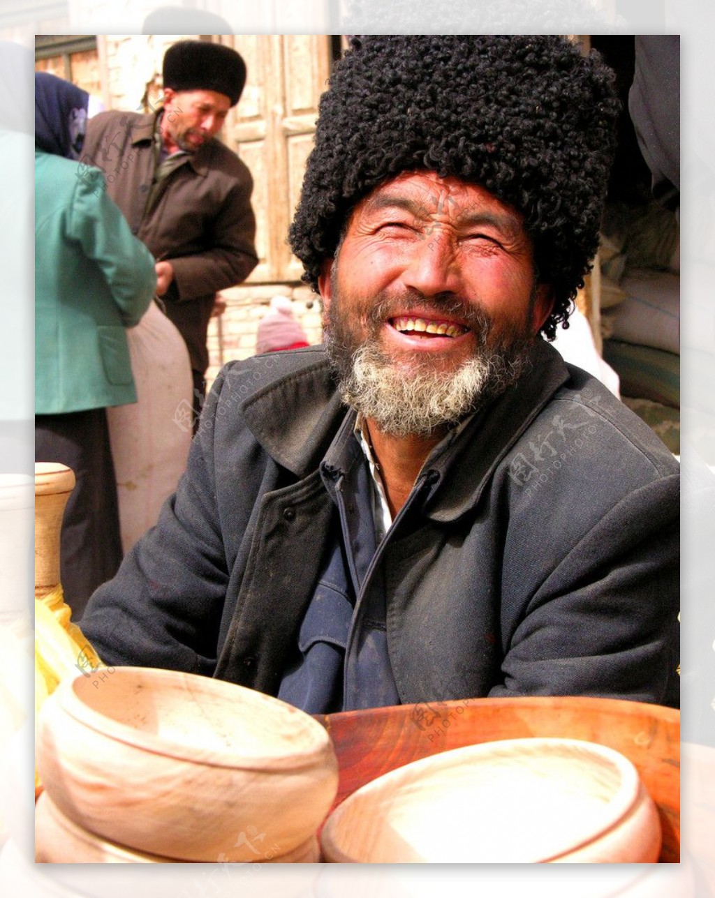 新疆和田维吾尔族老人卖木碗图片