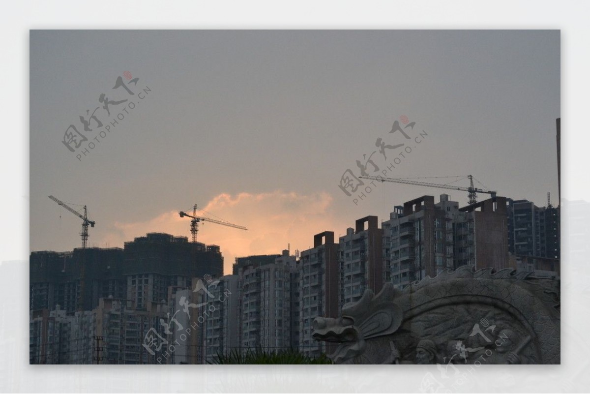 观城与淡淡红云图片