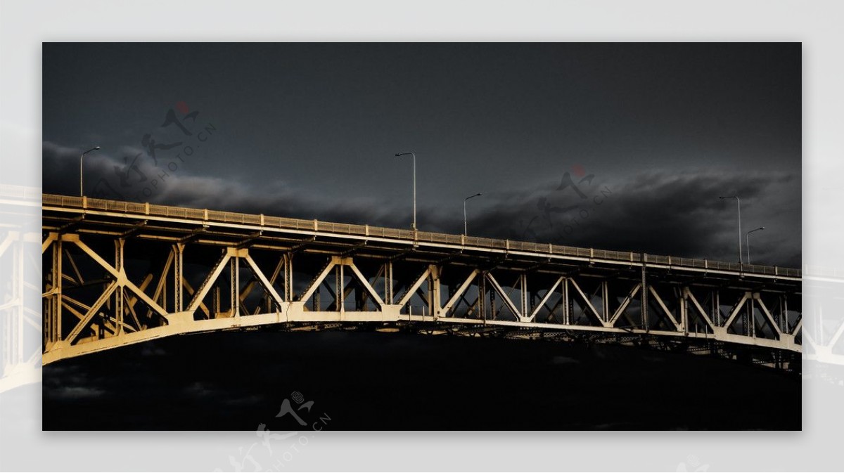 桥铁桥乌云冷调图片