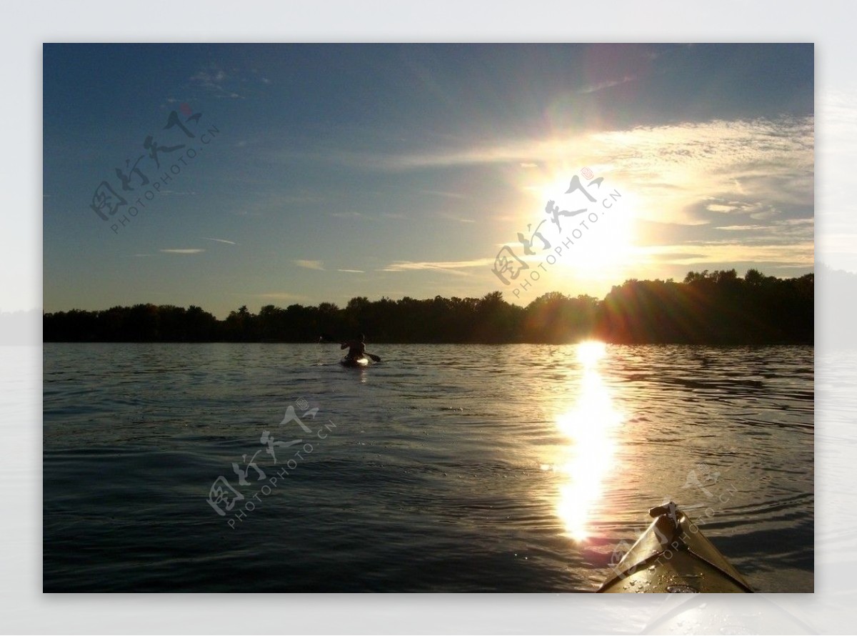 夕阳下的水上皮艇图片