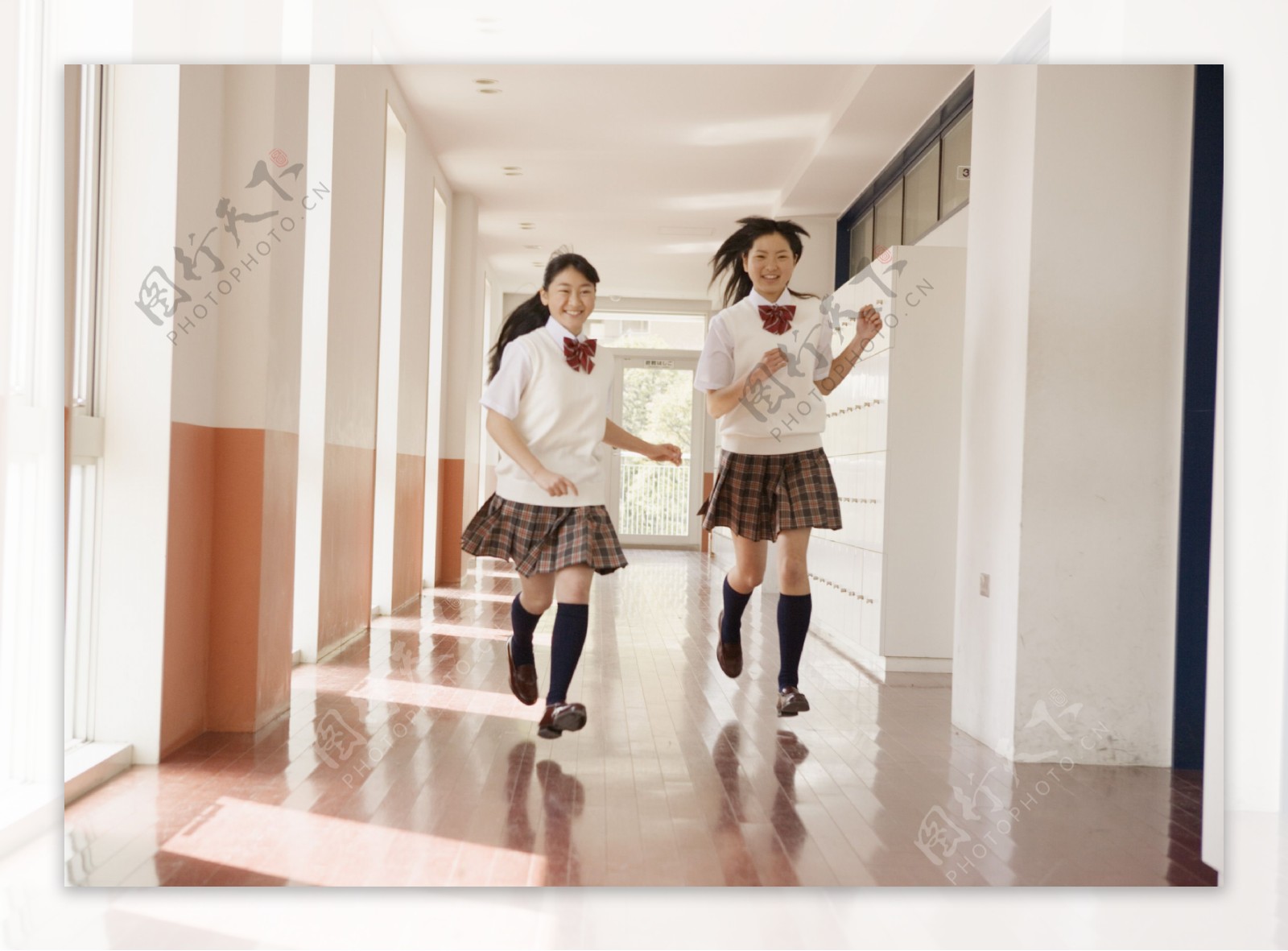 奔跑的中学生图片