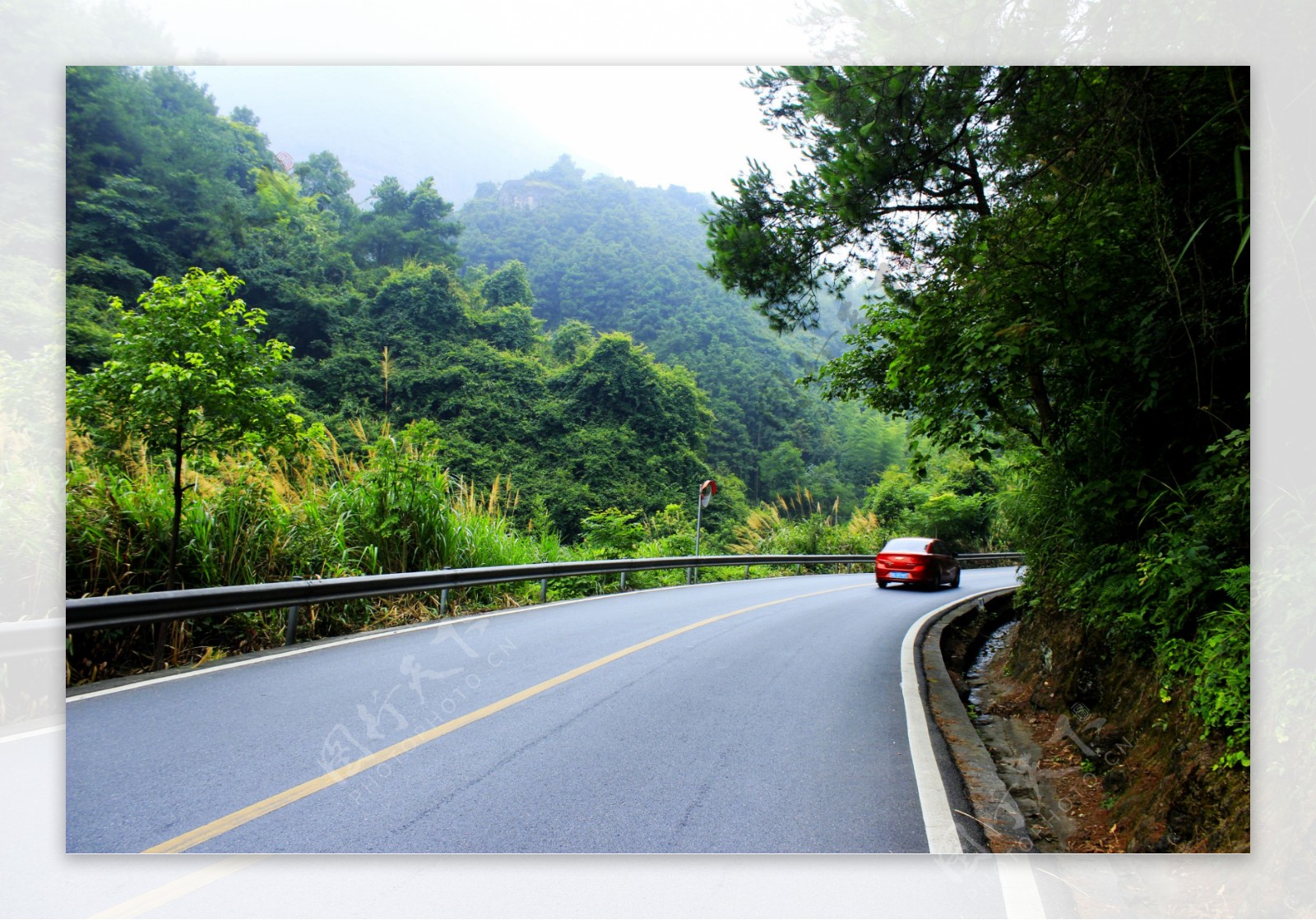 公路上的红色小车图片