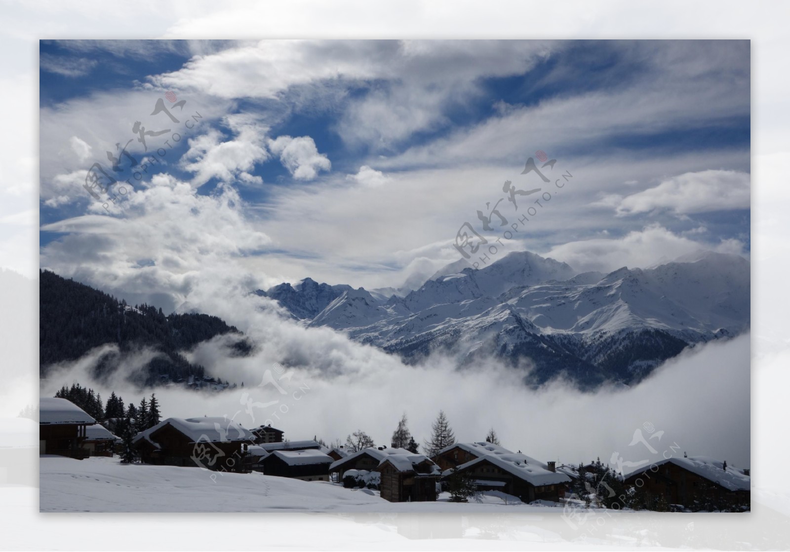 雪山里的村庄图片