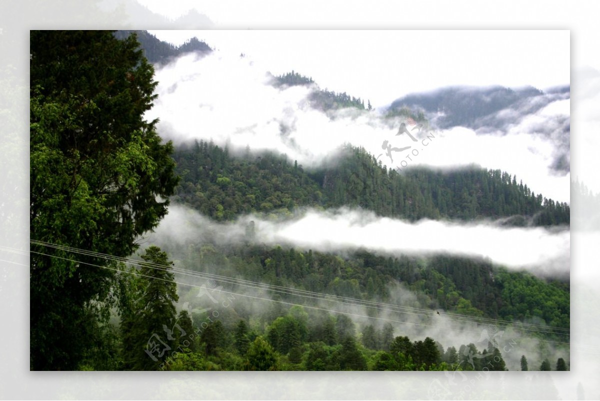 雪山云雾图片