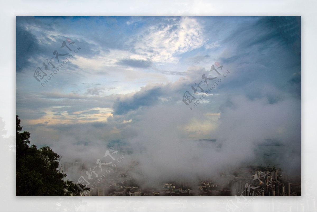云雾缭绕的南山图片