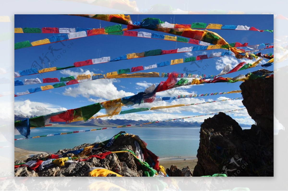 西藏纳木错飘扬的经幡图片