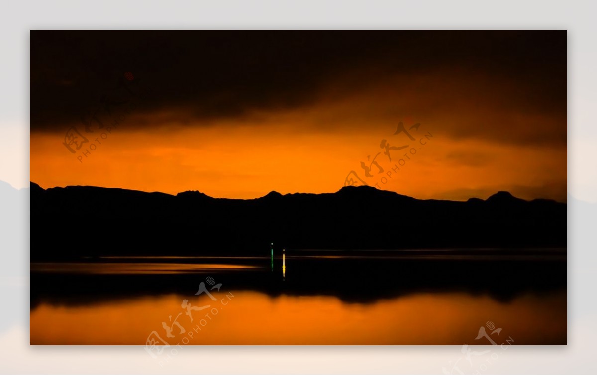 湖面橙色的轮廓图片