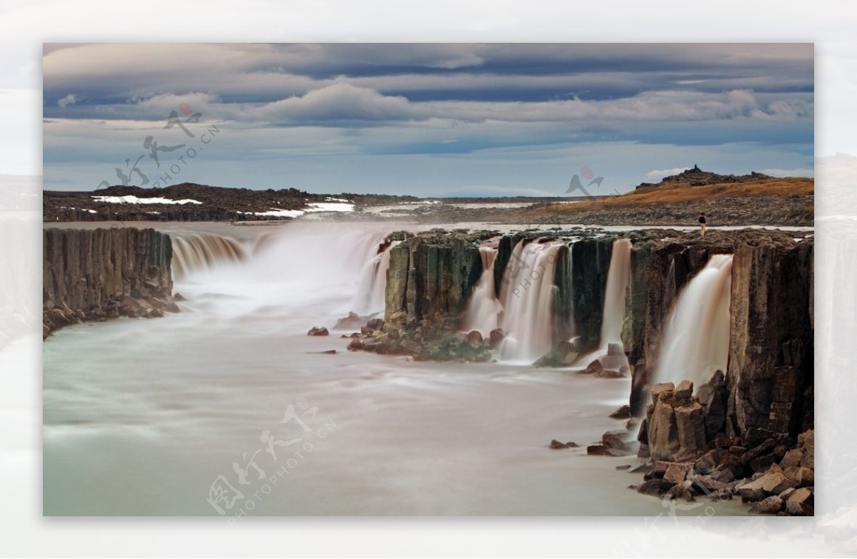 冰岛森林瀑布图片