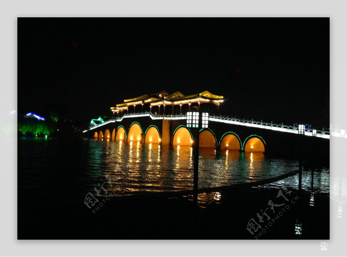 桥的夜景图片