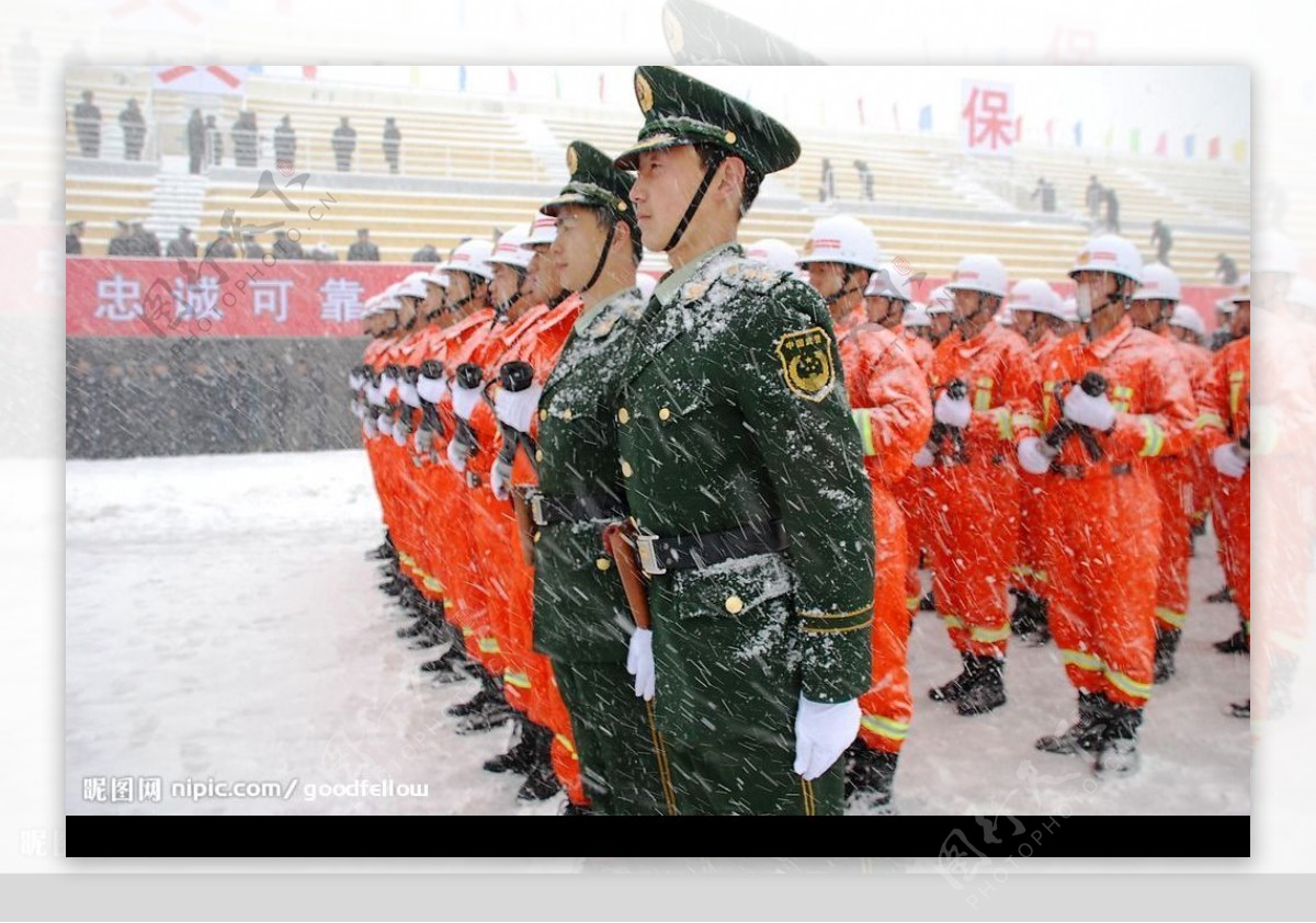 风雪中的消防官兵图片