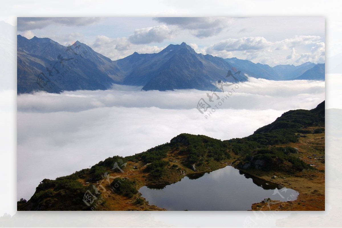 湖泊云海山峰图片