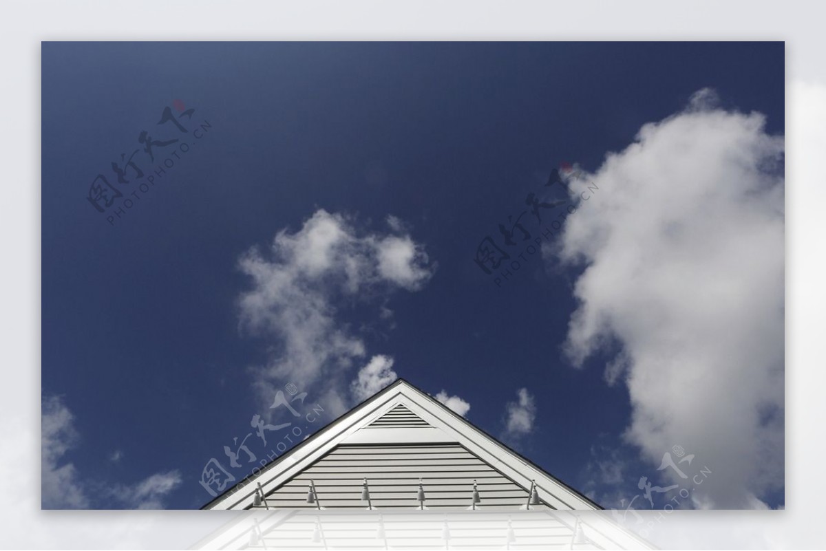 蓝天白云屋顶图片