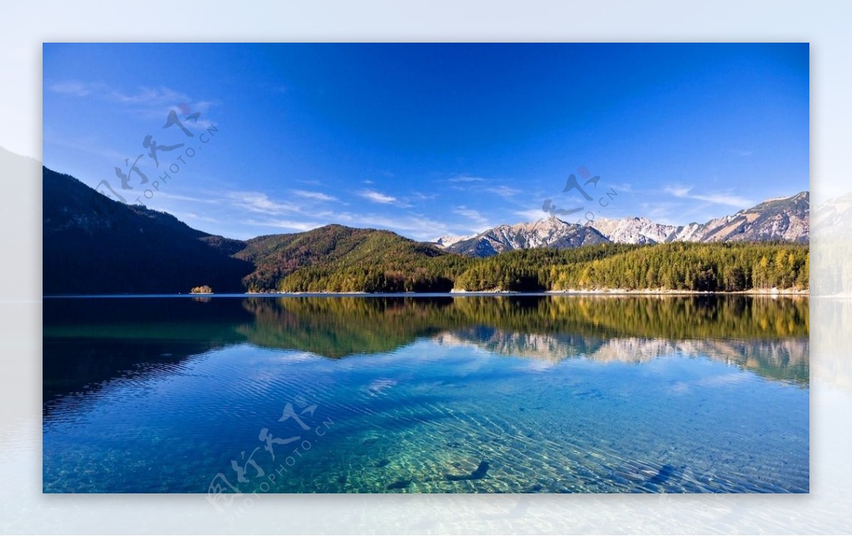 蓝色湖图片