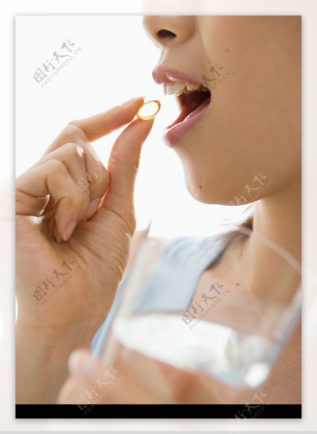 女性张口吃药丸图片
