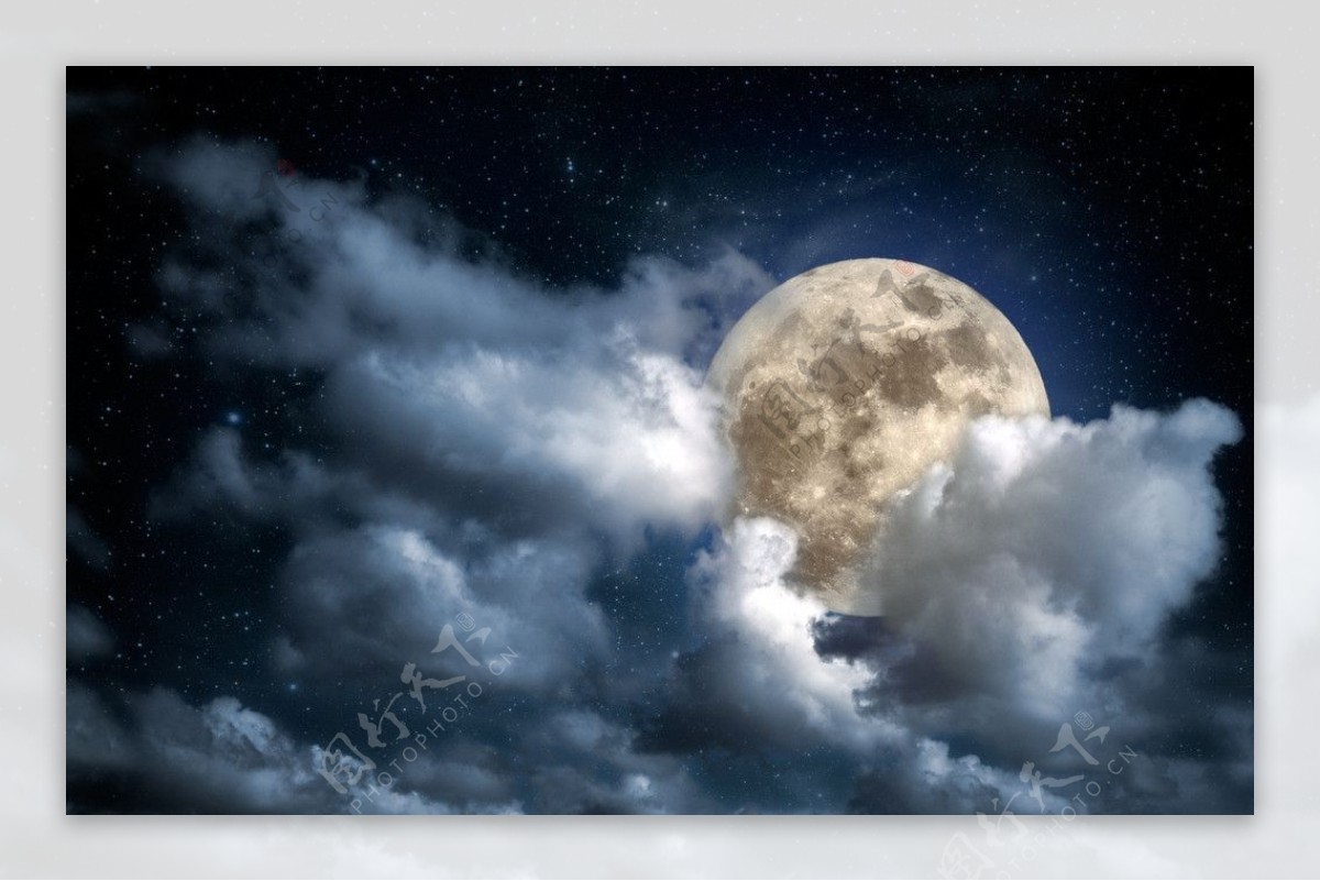 夜晚躲在白云后的月亮图片