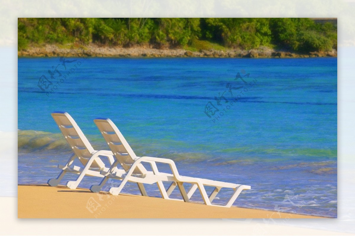 海边躺椅图片