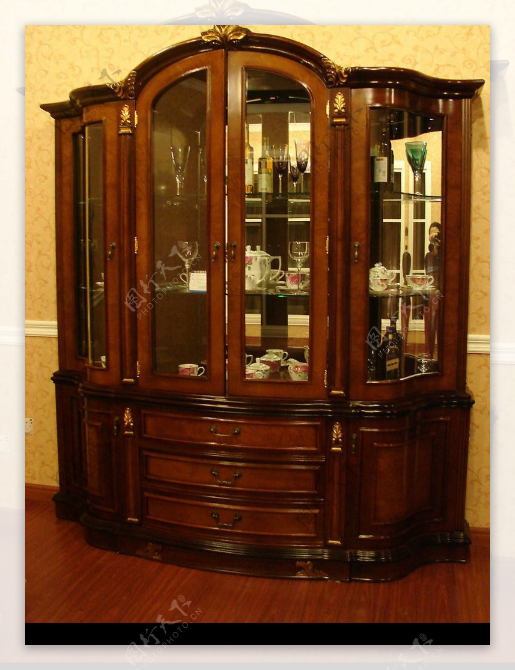 经典欧式家具气派的酒柜图片