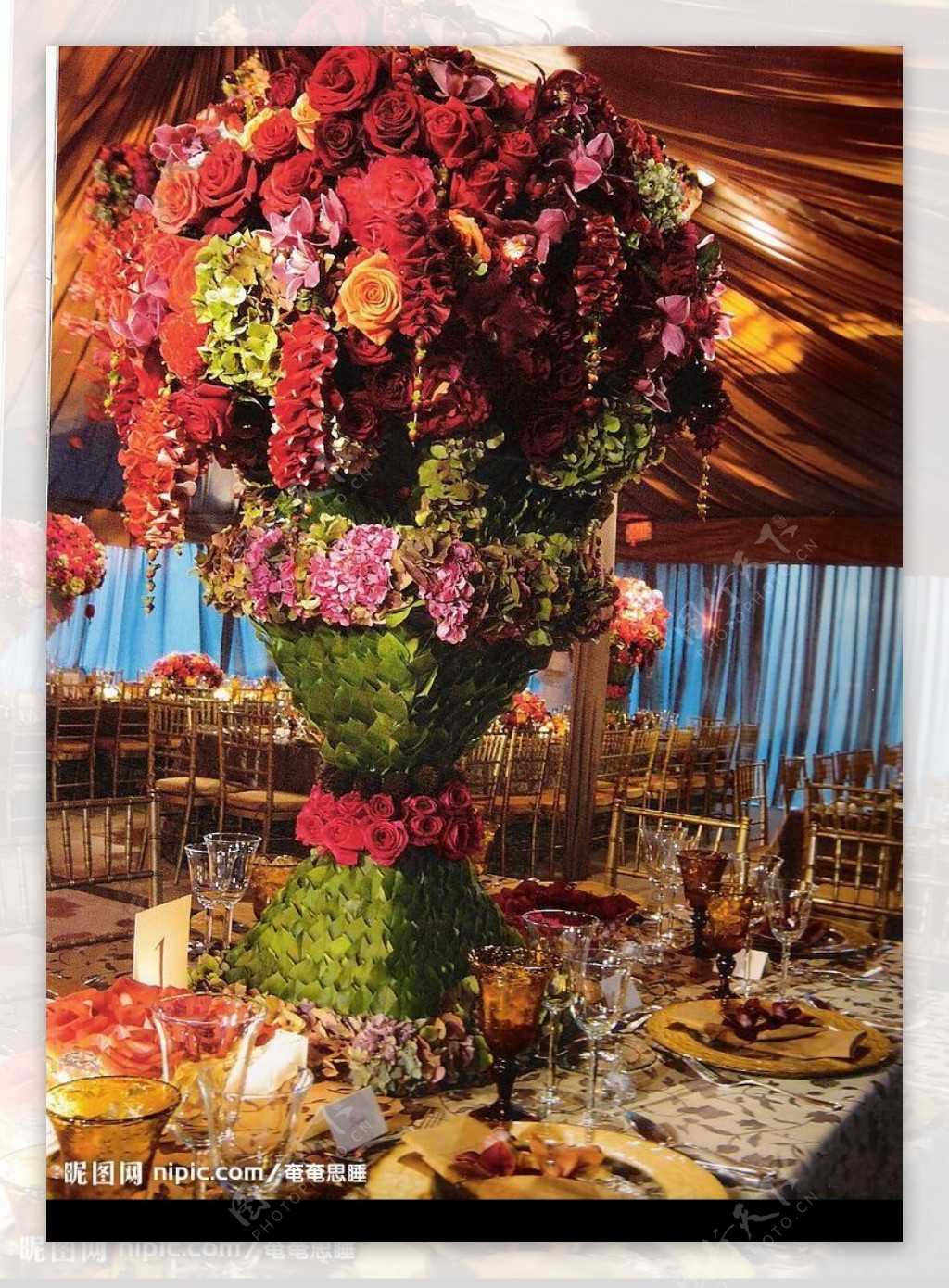 婚礼晚宴鲜花布置图片