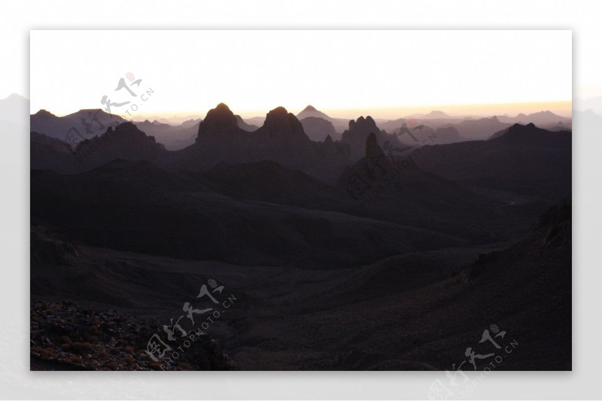 沙漠山影图片