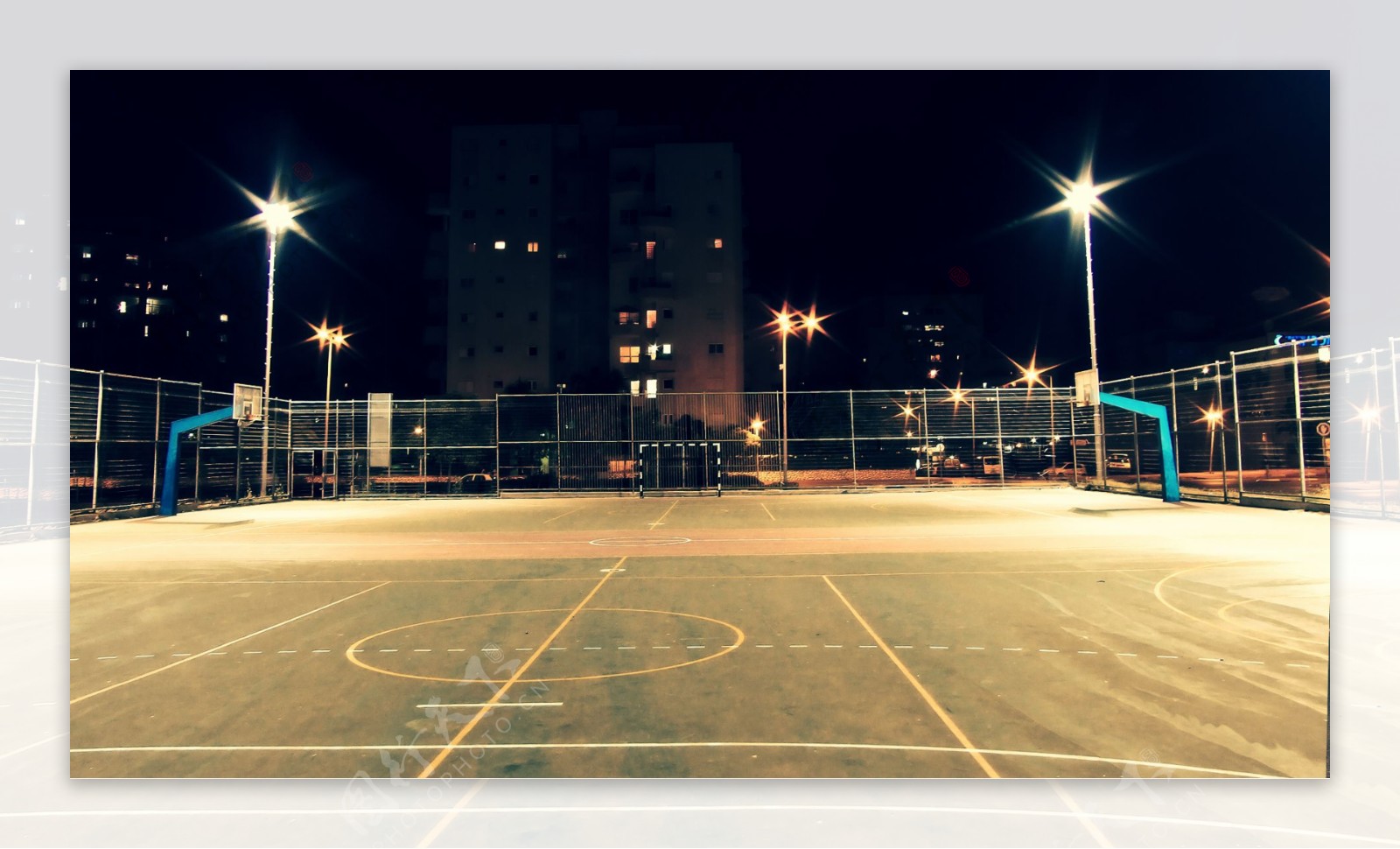 夜间篮球场图片