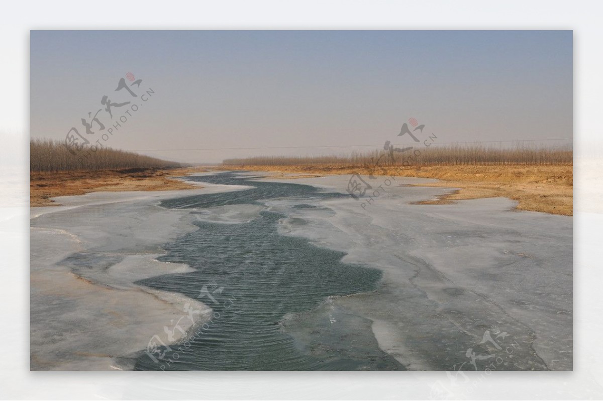 冬日河水图片