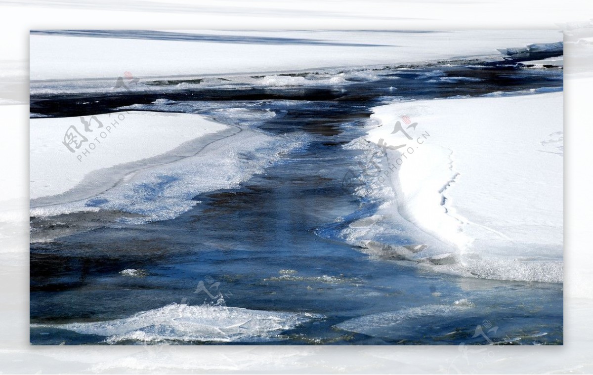 春天融化的小河冰雪图片