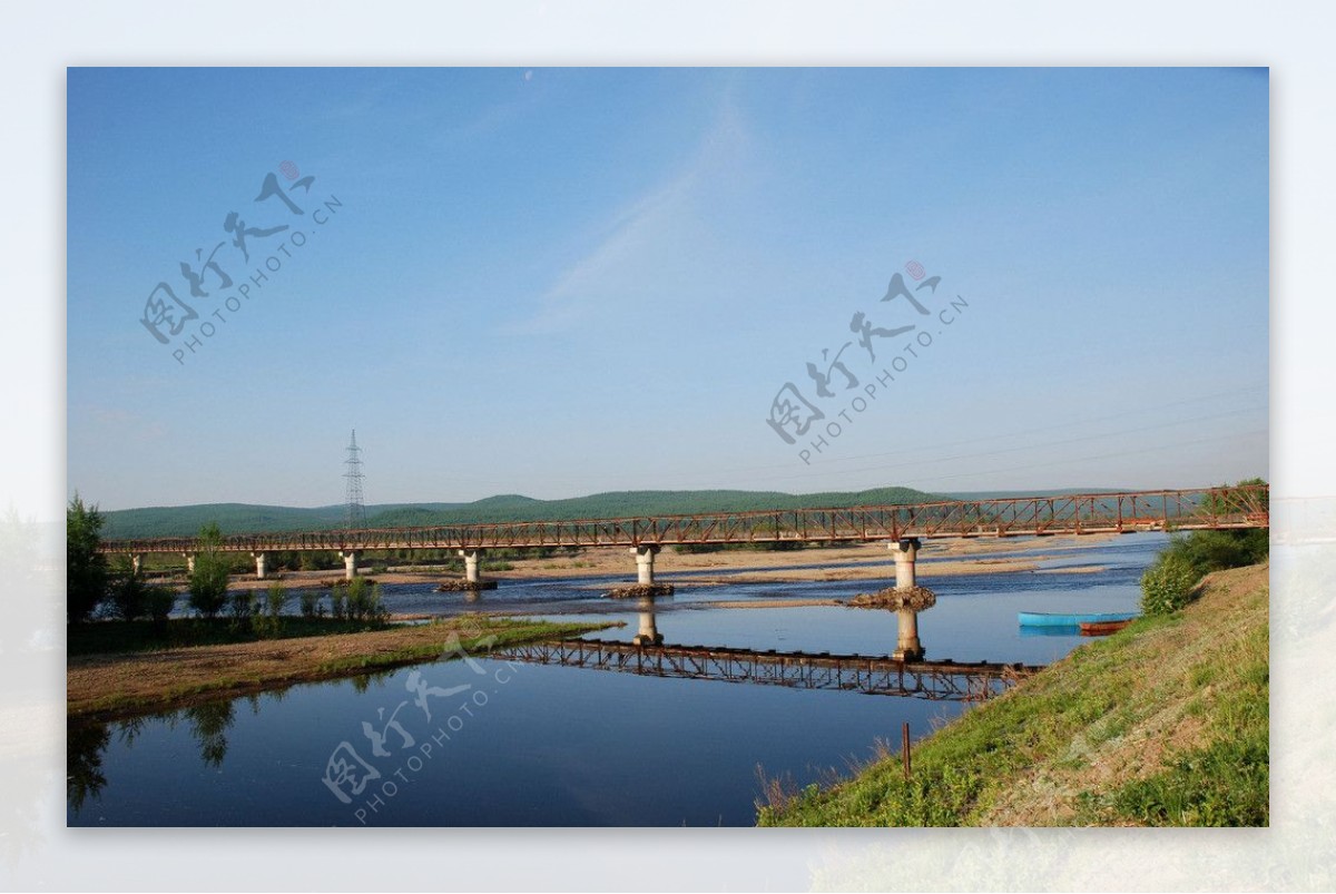 夏天跨河供热管道景观图片