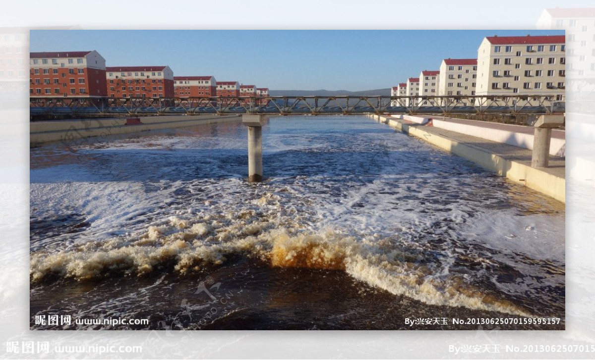 红旗桥河水和建筑图片
