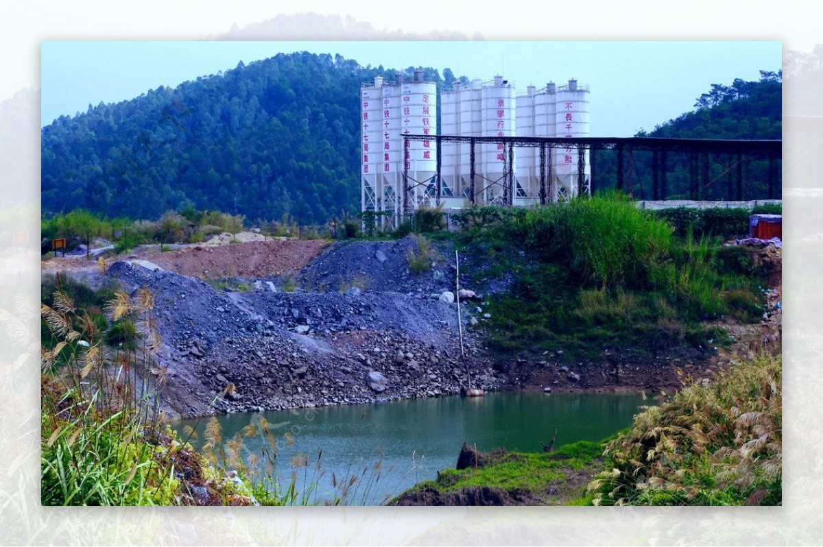 建筑工地高山蓄水图片