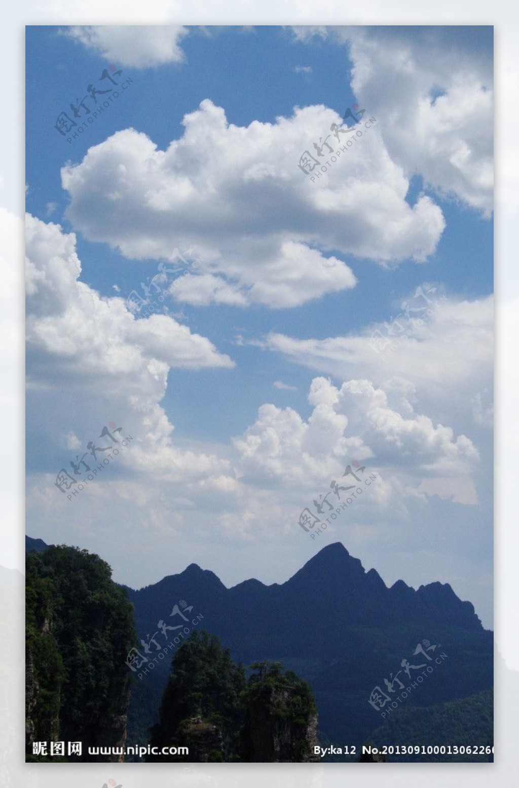蓝天白云群山背景图片