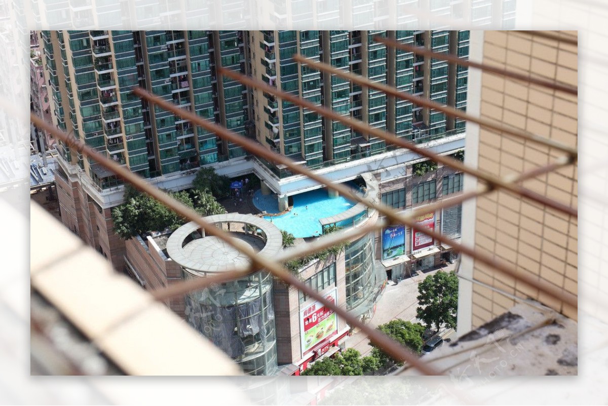建筑平台上的游泳池图片