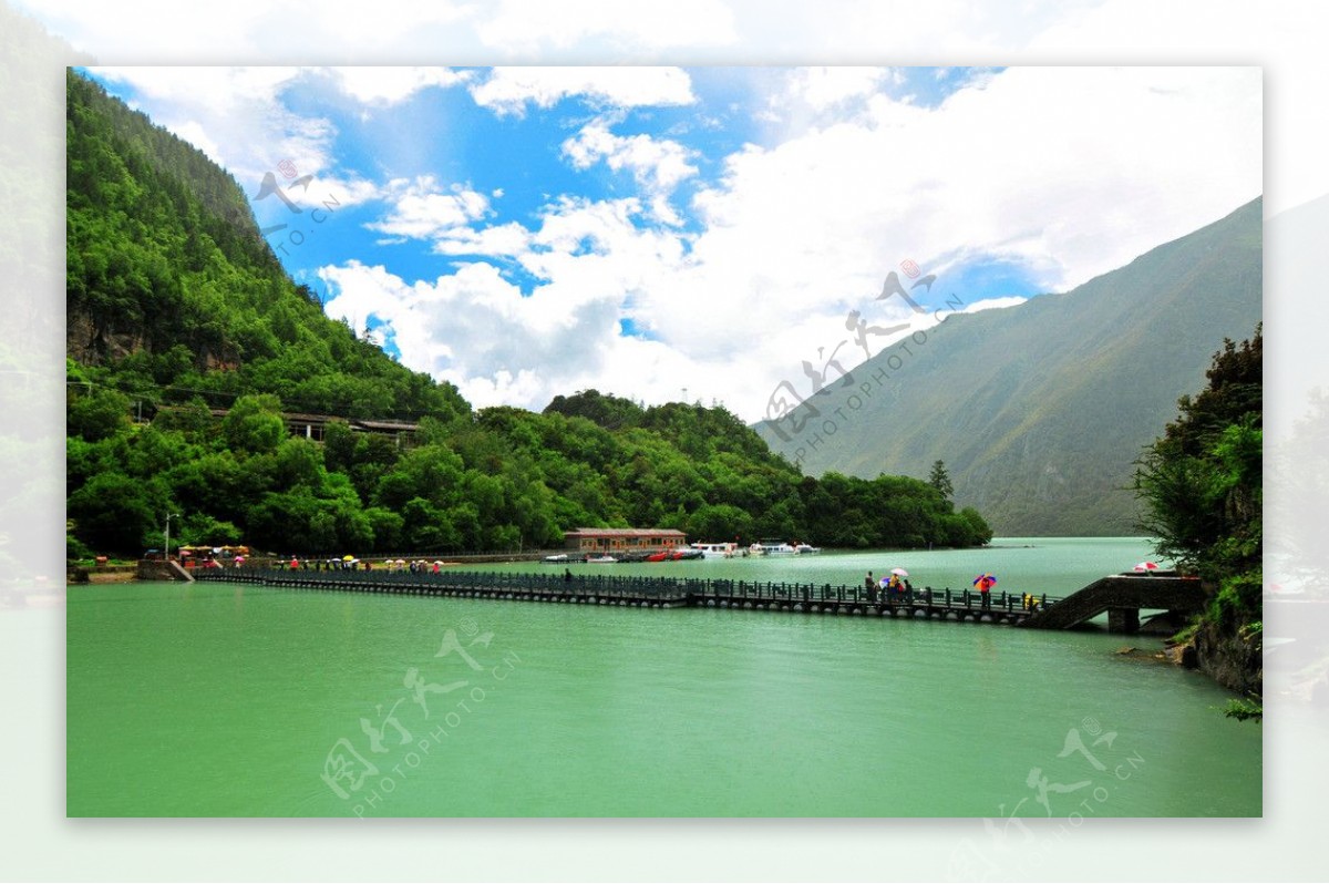 西藏圣湖巴松错湖图片