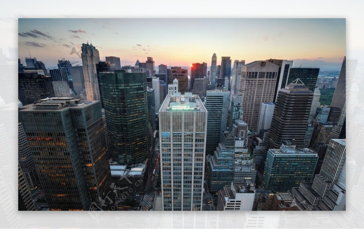 高清大厦楼顶夕阳大城市商业中心摩天大楼图片