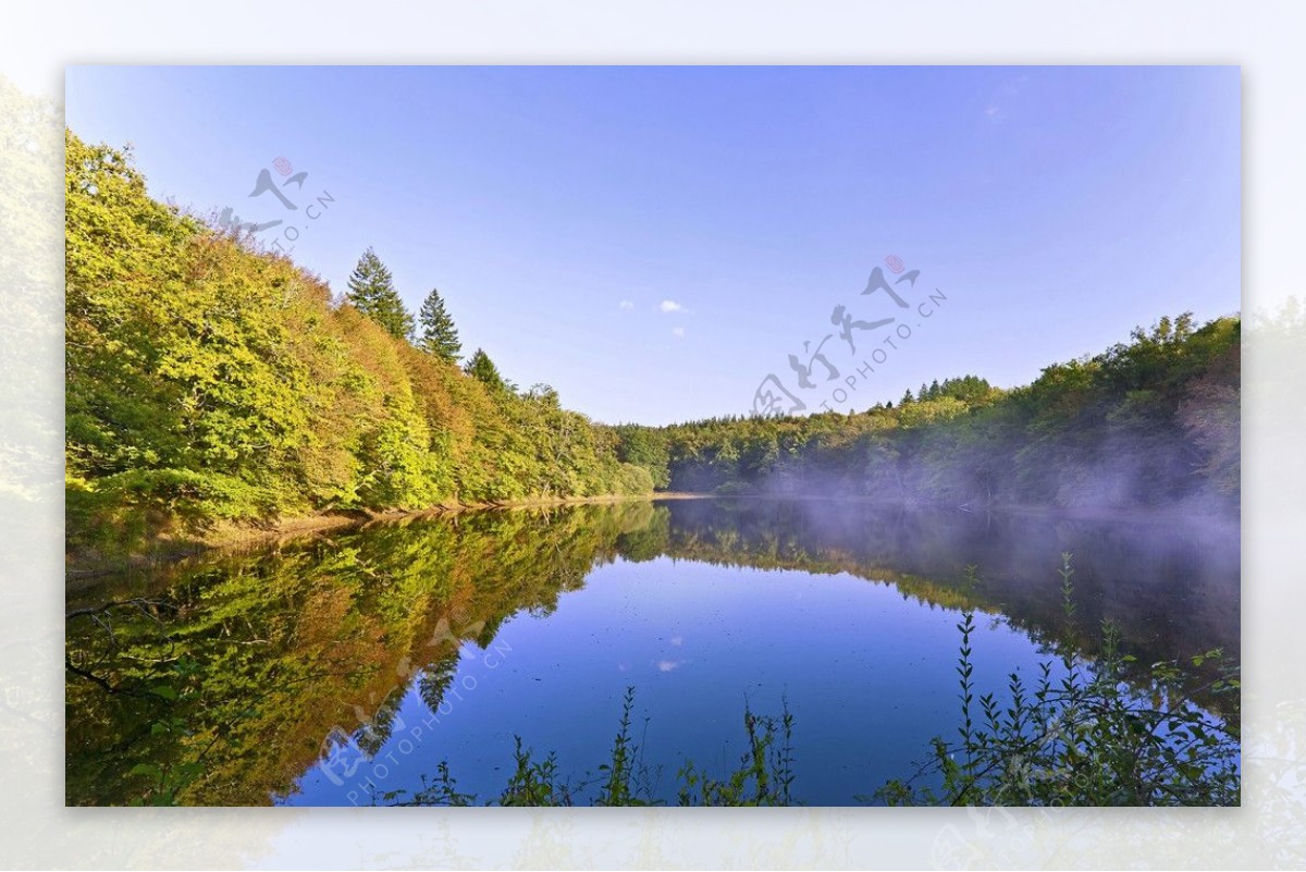 秋季湖泊美景图片