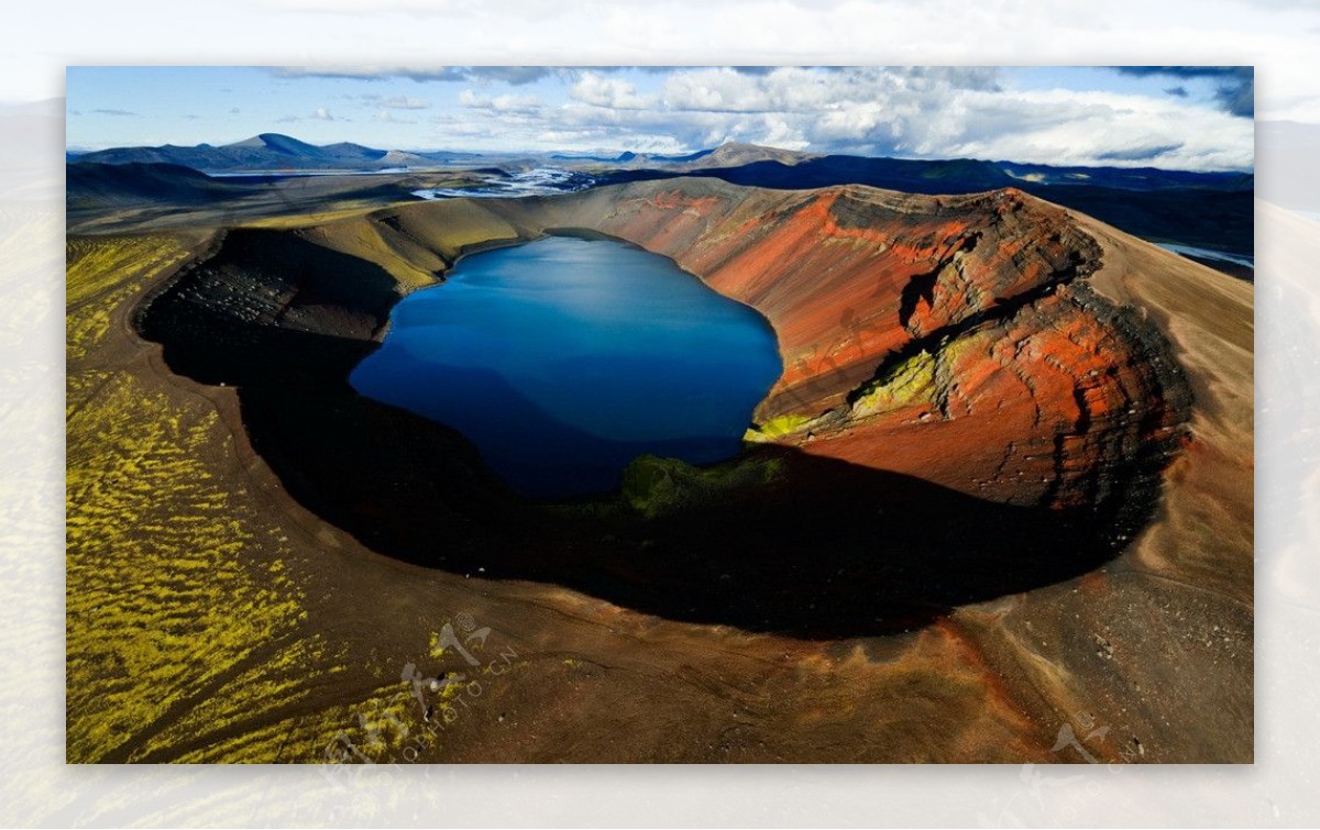 气势滂沱的火山口湖图片