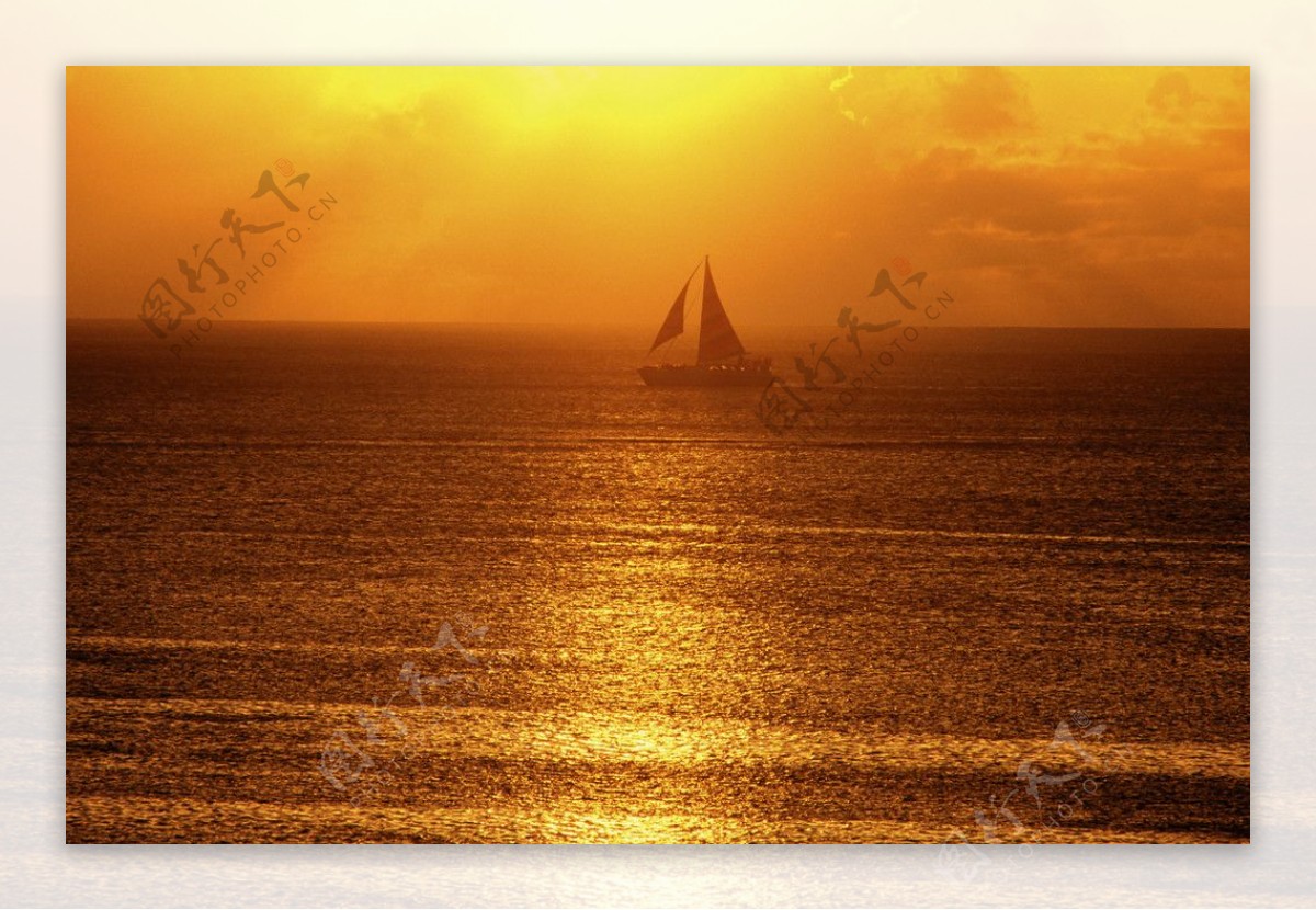 夕阳中的帆船图片