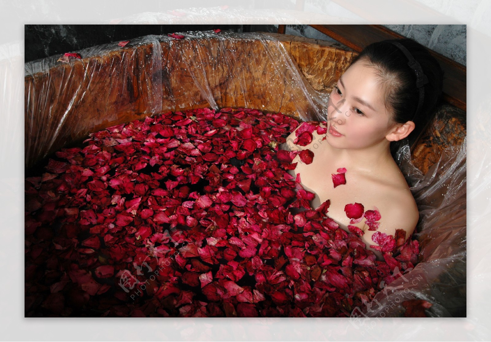 曹馨月浴池玫瑰花瓣写真图片