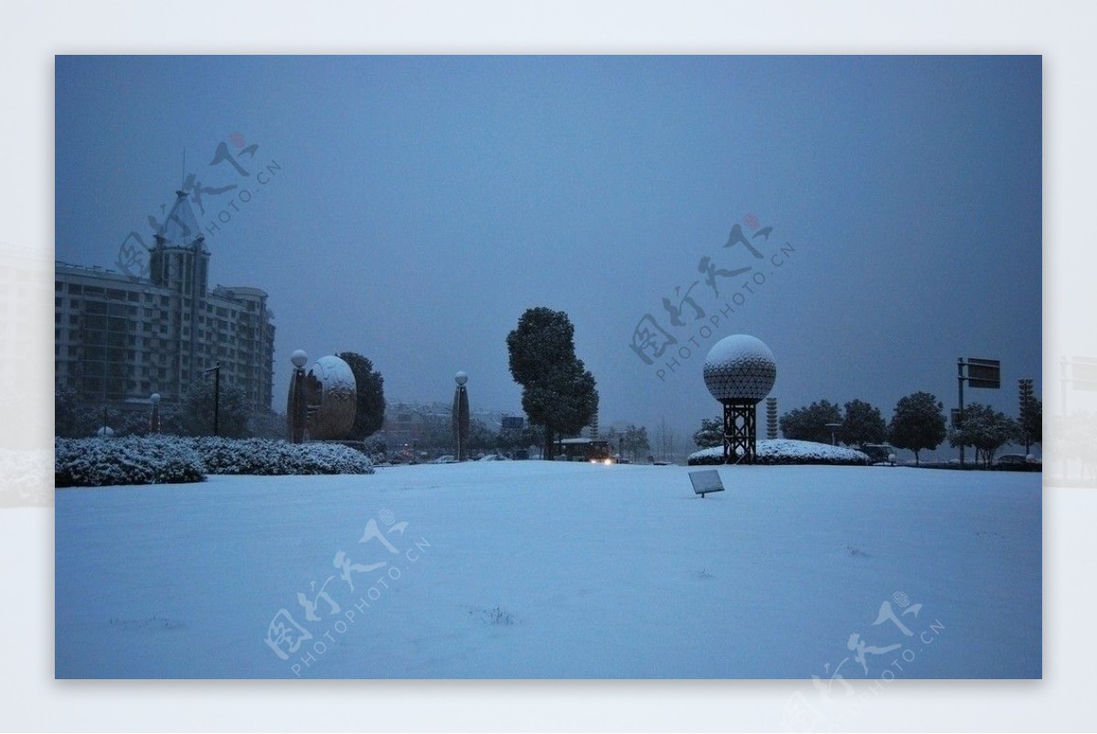 下雪的广场图片
