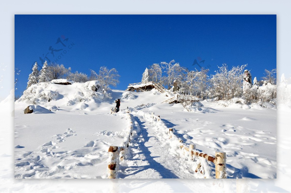 小山雪景图片