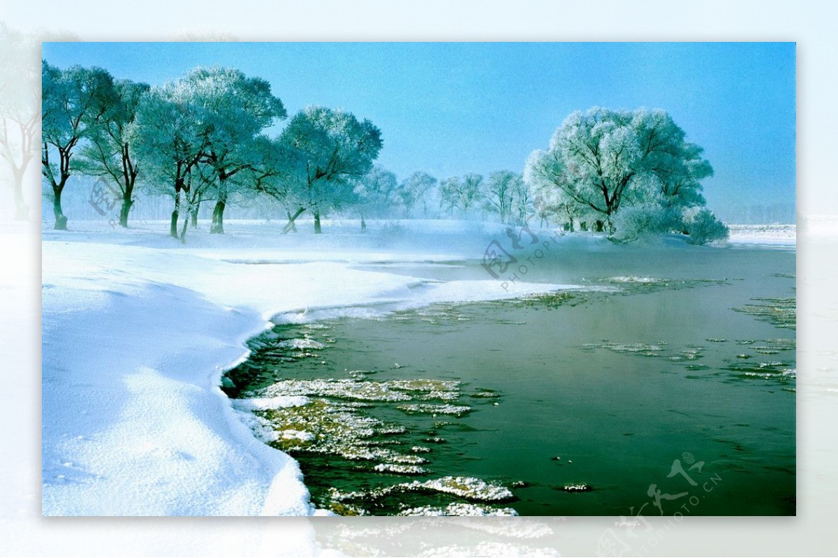 湖边雪景图片