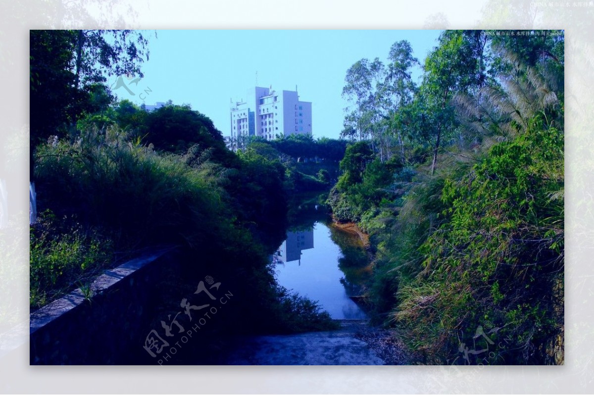 城市水库水沟积水图片