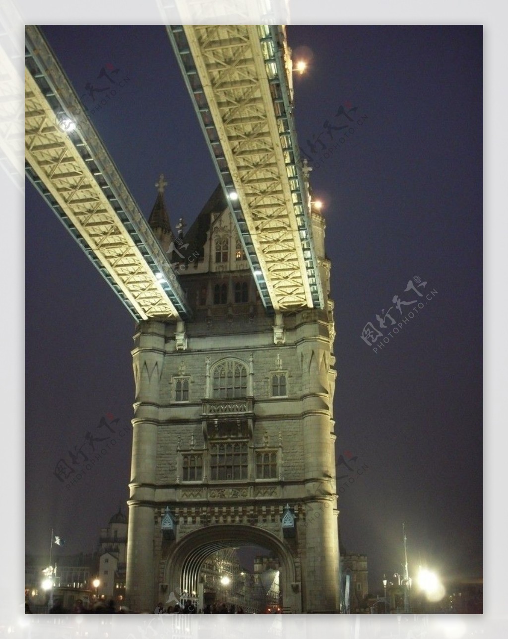 国外外国建筑宫殿行宫宫吊桥仰拍城堡欧洲艺术夜景图片