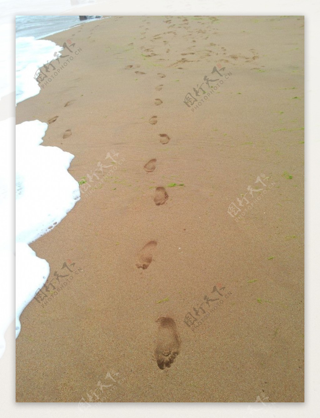 沙滩上的脚丫图片