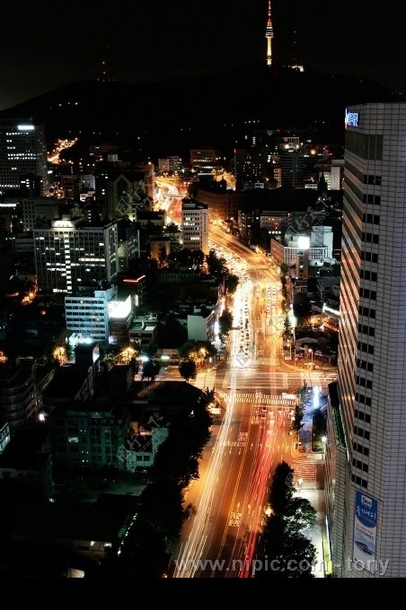 城市道路夜景图片