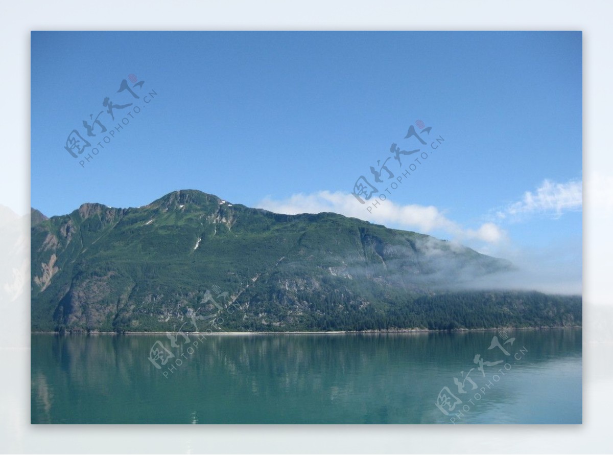 山峰湖泊风光图片