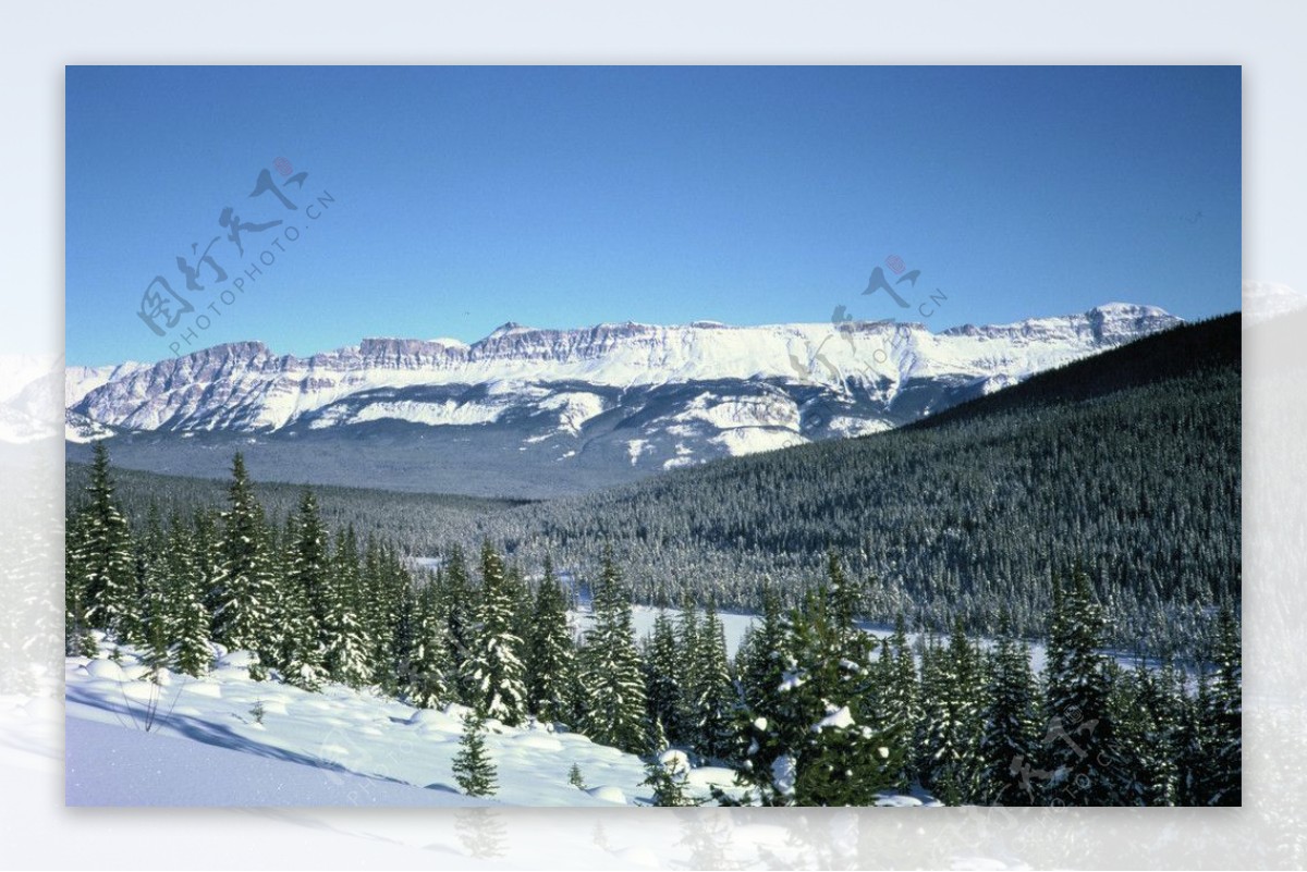 登山与雪景图片